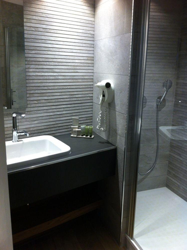 Bathroom 4, Du Chapeau-Rouge, Côte-d'Or