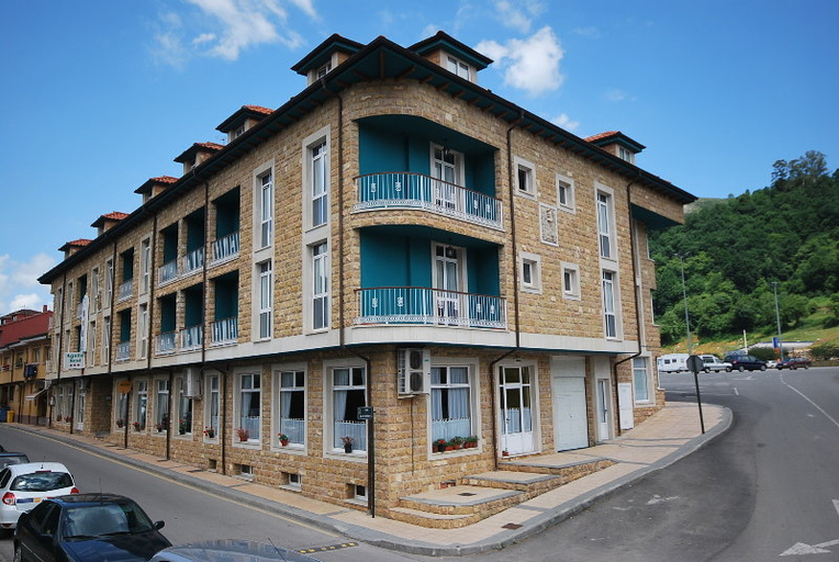Exterior & Views