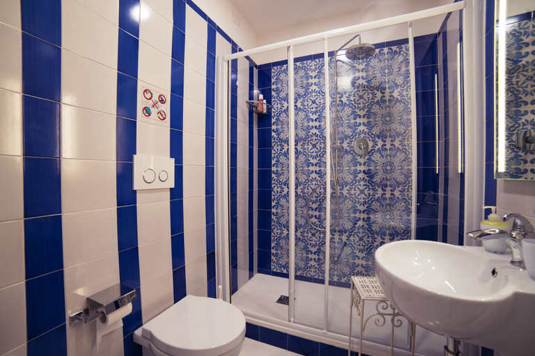 Bathroom 5, La Tartaruga, Salerno