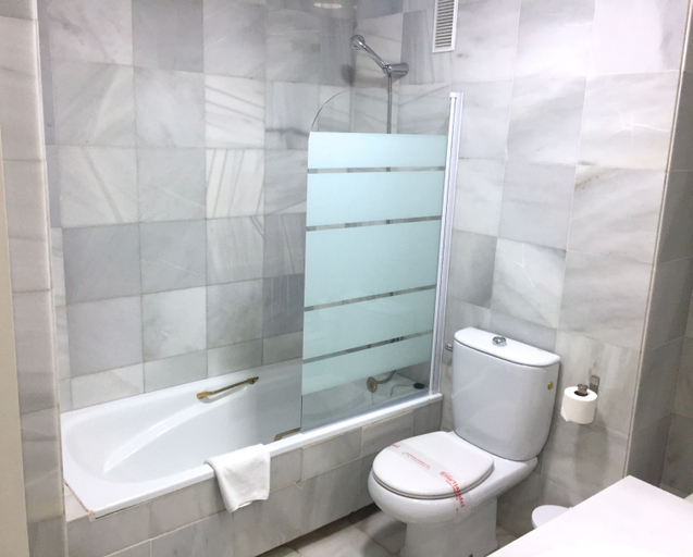 Bathroom 4, First Flatotel International, Málaga