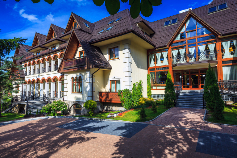 Exterior & Views