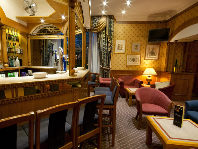 Food & Drinks 5, Phoenix Hotel, London