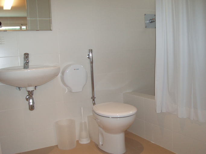 Bathroom, Estrella de Mar Youth Hostel, Barcelona