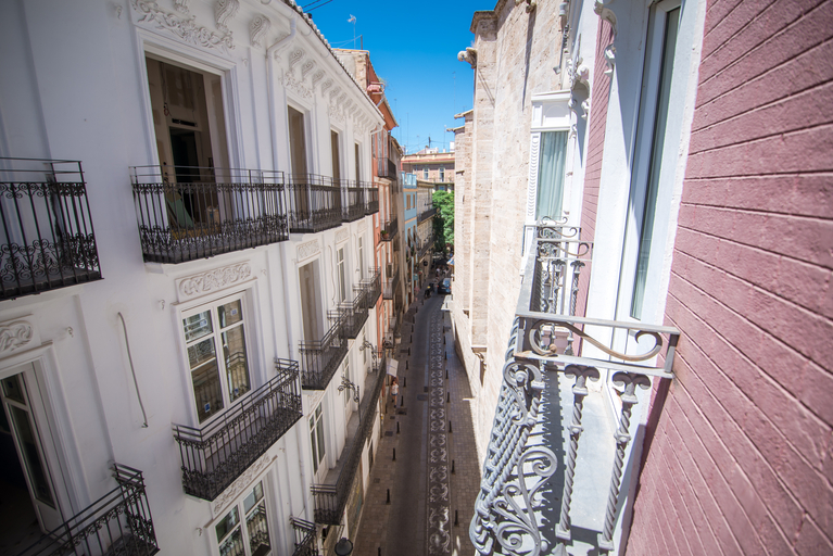 Exterior & Views