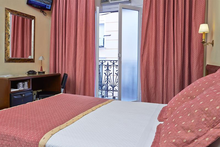Bedroom 3, Carlos V, Madrid