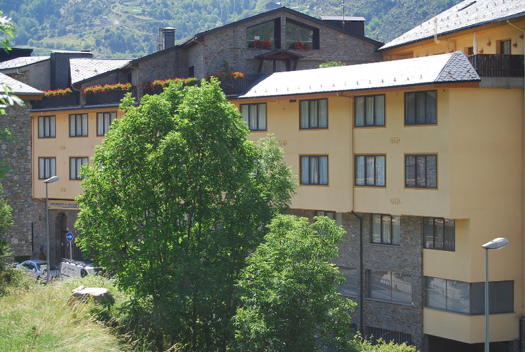 Exterior & Views