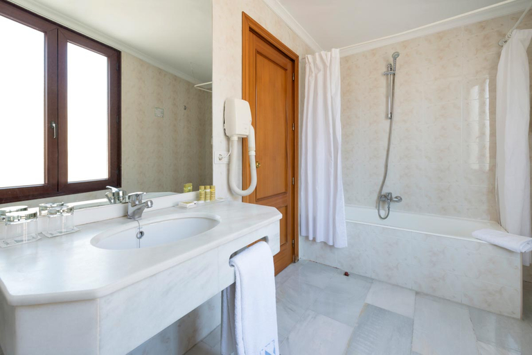 Bathroom 5, Eurostars Maimónides Hotel, Córdoba