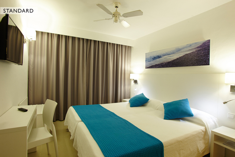 Bedroom 2, Aparthotel Nereida, Baleares