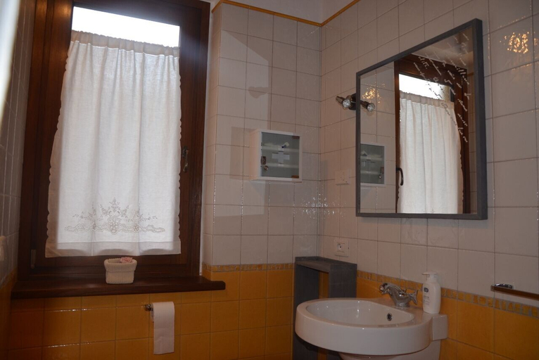 Bathroom 3, La Bonauda, Torino