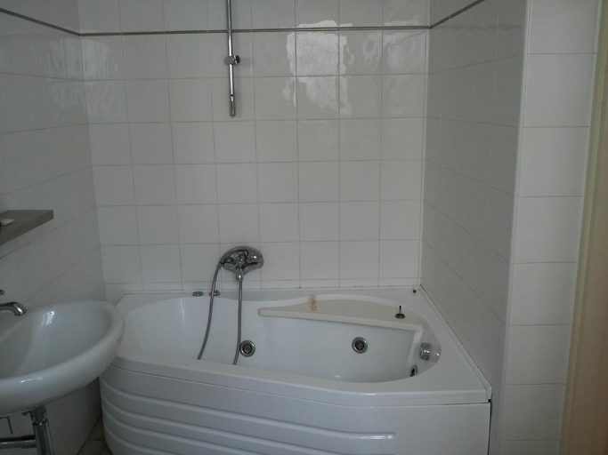Bathroom 4, Minotel Lanzillotta, Bari