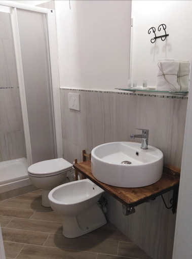 Bathroom 5, Tre Orologi, Livorno