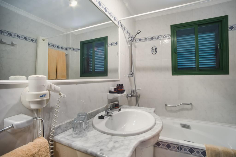 Bathroom 3, Bandama Golf Hotel, Las Palmas