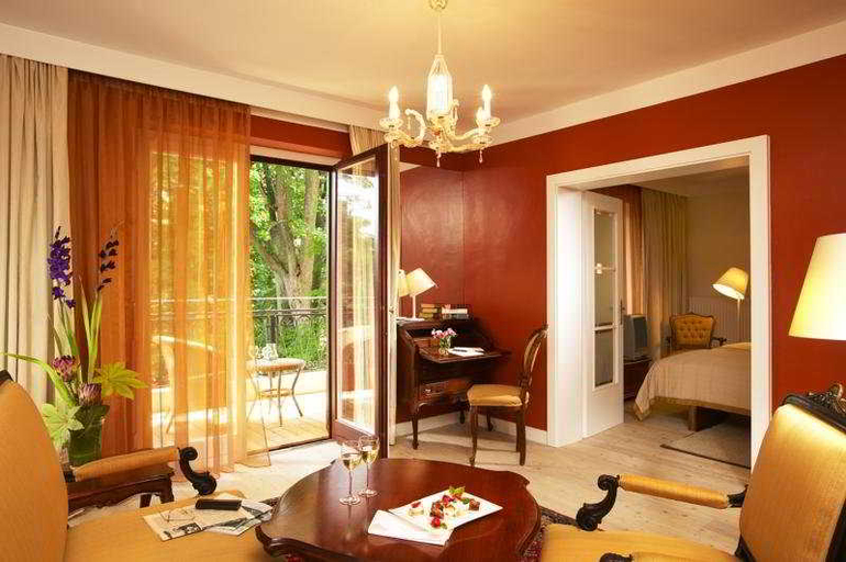 Bedroom 3, Schloss Weikersdorf, Baden