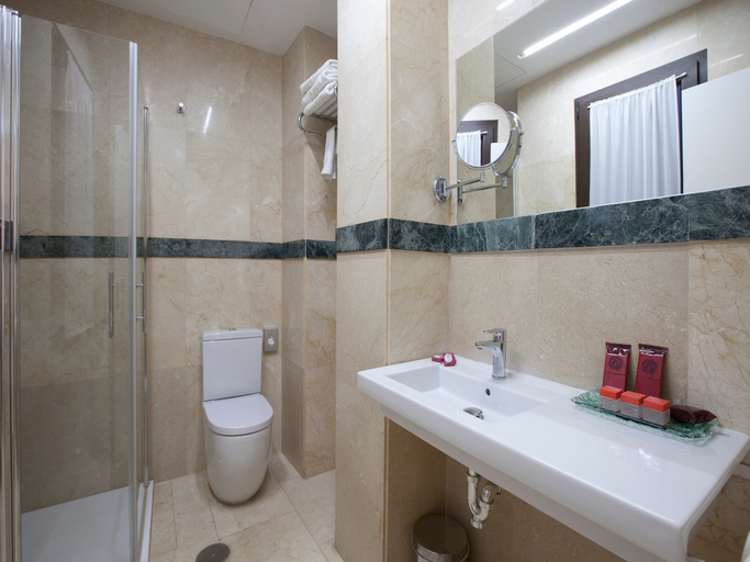 Bathroom 4, Hotel Carlos V, Toledo