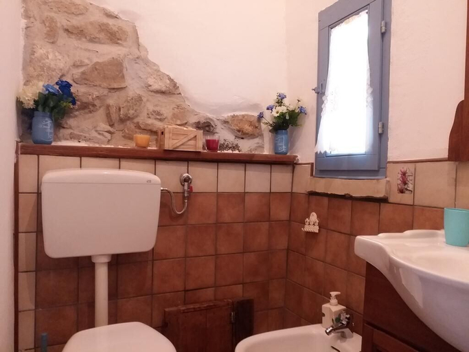 Bathroom 5, Sa domu de ziu Antoneddu, Medio Campidano
