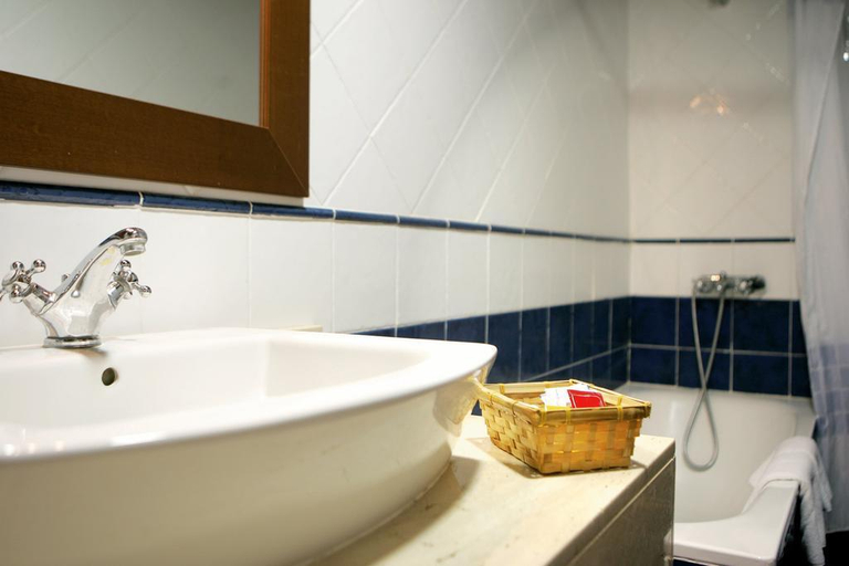 Bathroom, Hostal del Senglar, Tarragona