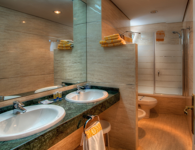 Bathroom 5, Hotel Puertobahia & SPA, Cádiz