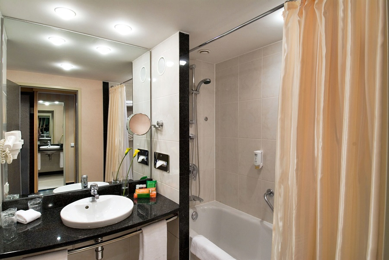 Bathroom 4, NH Danube City, Wien