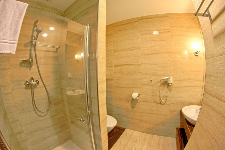 Bathroom 4, Arkas, Opole