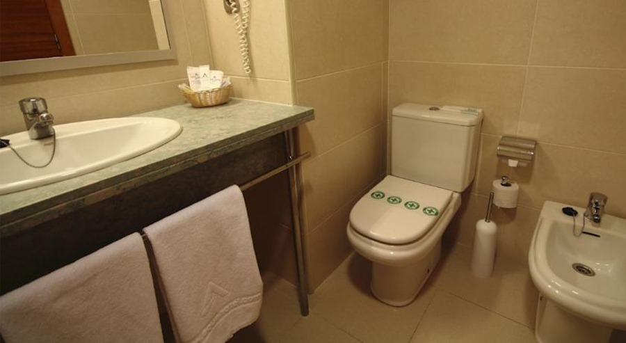 Bathroom, Aqua Hotel Onabrava & Spa****S, Barcelona