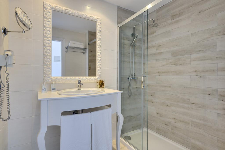 Bathroom 5, Cala Millor Garden, Baleares
