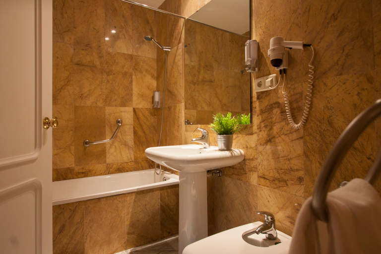 Bathroom 5, Hotel Trafalgar, Cádiz