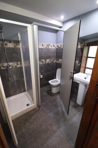 Bathroom 5, Albergue de Arrojo, Asturias