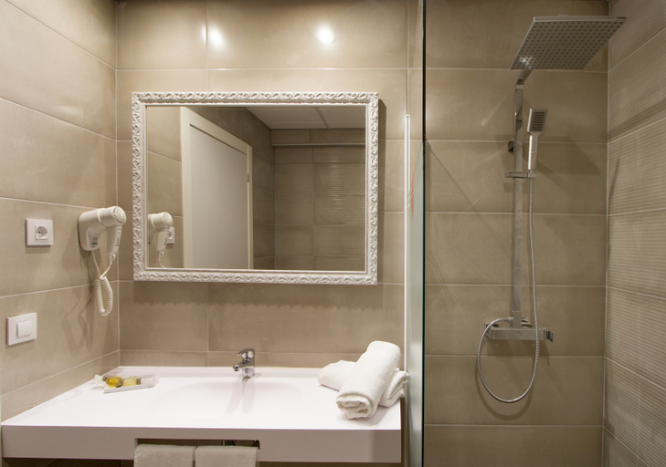 Bathroom 4, Oasis Park Splash, Barcelona