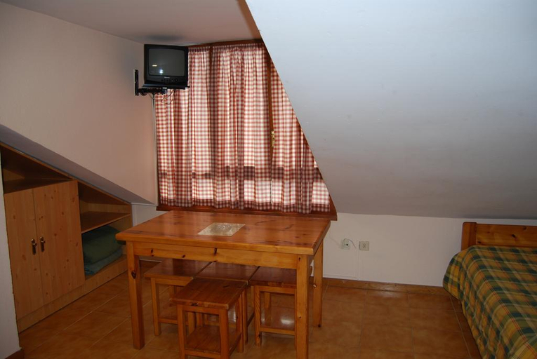 Bedroom 4, Midi, Huesca
