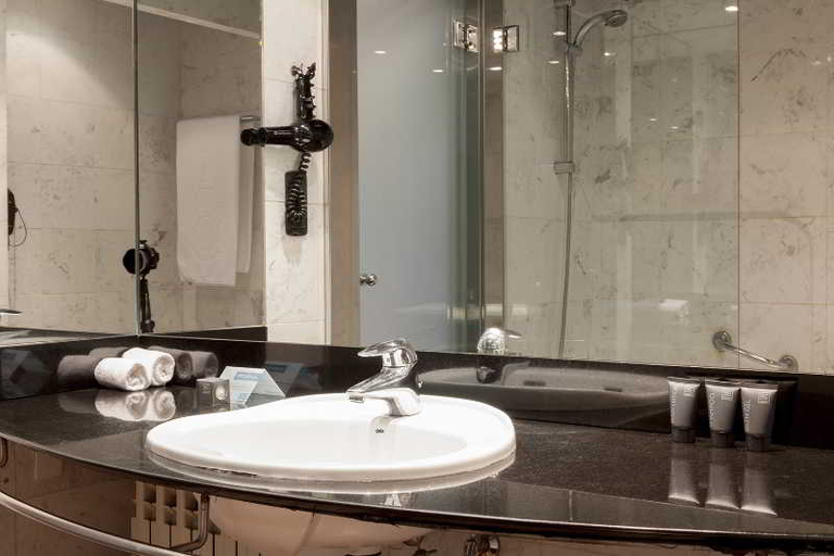 Bathroom 5, AC Hotel Ciudad de Sevilla by Marriott, Sevilla