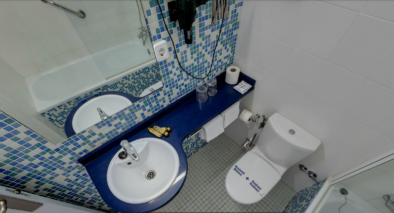 Bathroom 5, Cosmopol, Cantabria