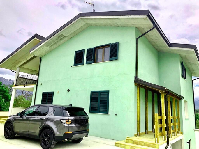 Exterior & Views