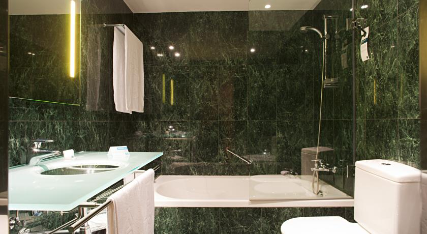 Bathroom 5, AC Hotel Huelva by Marriott, Huelva