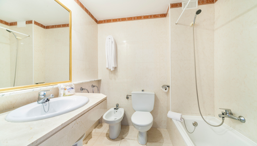 Bathroom 5, Globales Lord Nelson, Baleares