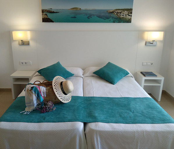 Bedroom 2, Aparthotel Nereida, Baleares