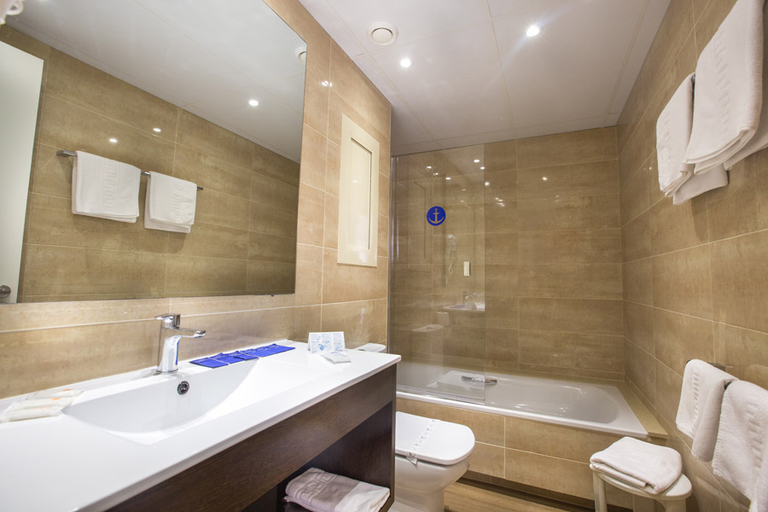 Bathroom 4, La Carolina, Girona