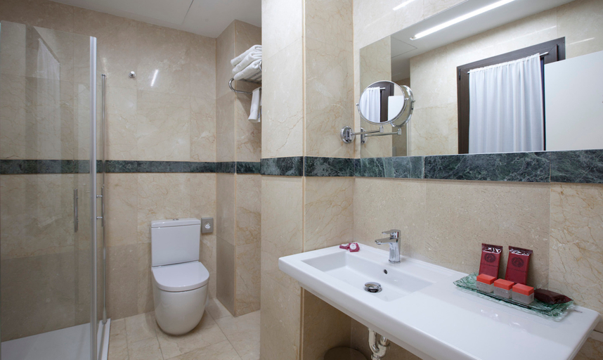 Bathroom 5, Hotel Carlos V, Toledo
