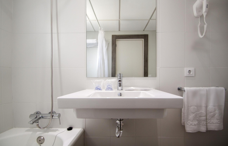 Bathroom 5, FERGUS Bermudas, Baleares