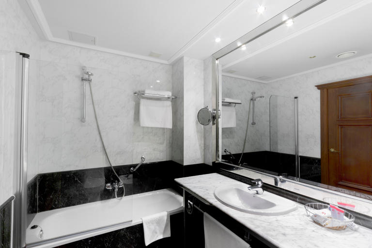 Bathroom 4, Azofra, Burgos