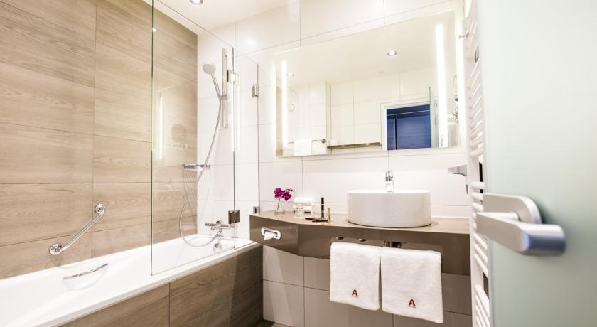 Bathroom 4, Apollo Hotel Amsterdam, a Tribute Portfolio Hotel, Amsterdam