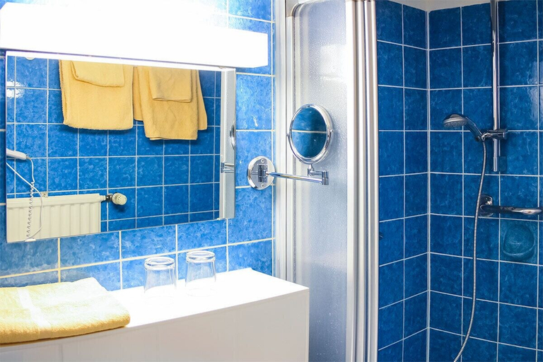 Bathroom 2, Gasthaus Pension Lowen, Freiburg im Breisgau
