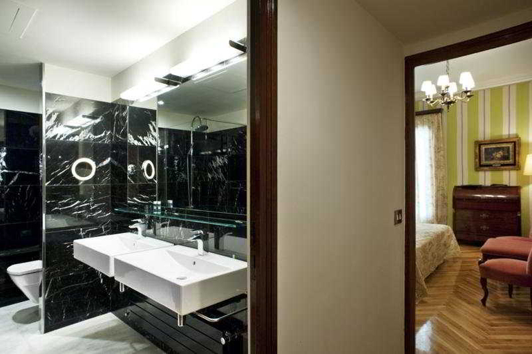 Bathroom, La Gavina, Girona