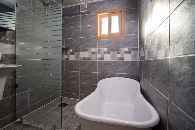 Bathroom 5, Lalala the Pretty Hyupjae Pension, Jeju