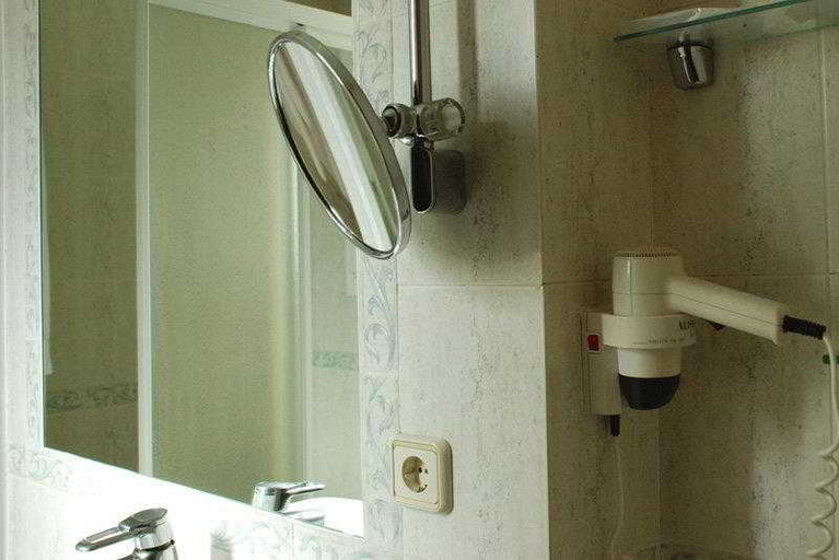 Bathroom 4, Carlos V, Madrid
