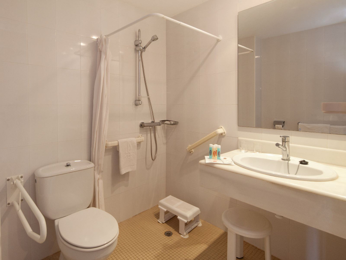 Bathroom 5, Hotel JS Alcudi Mar, Baleares