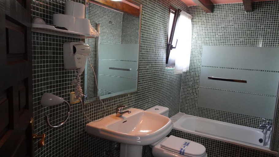 Bathroom 5, Hotel Intriago I & II, Asturias