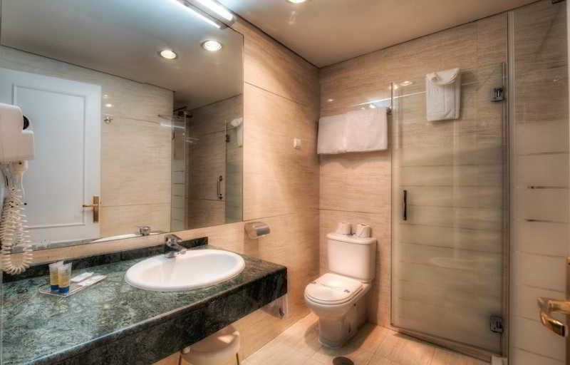 Bathroom 5, Hotel Puertobahia & SPA, Cádiz