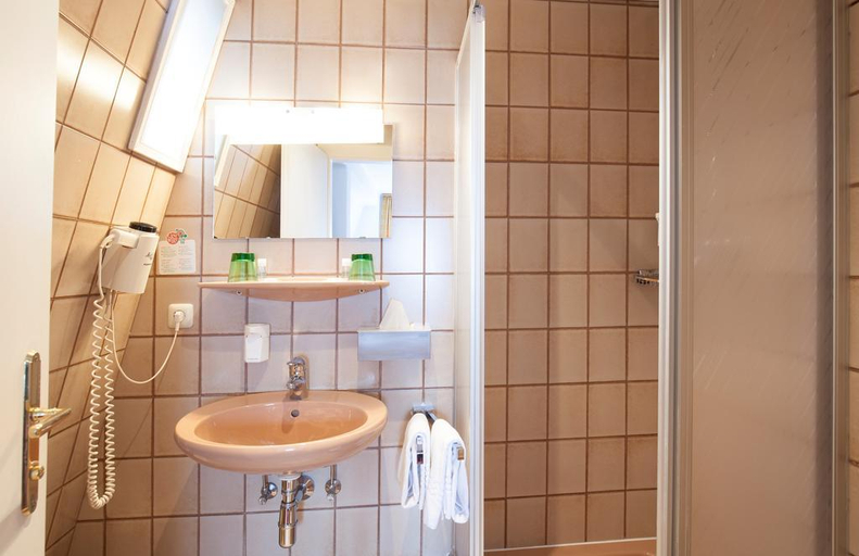 Bathroom 3, Keramikhotel Goldener Brunnen, Gmunden
