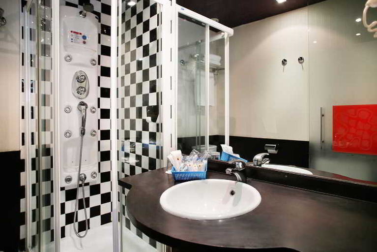 Bathroom 4, Avenida Gran Via, Madrid