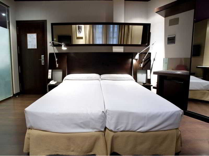 Bedroom 3, Avenida Gran Via, Madrid